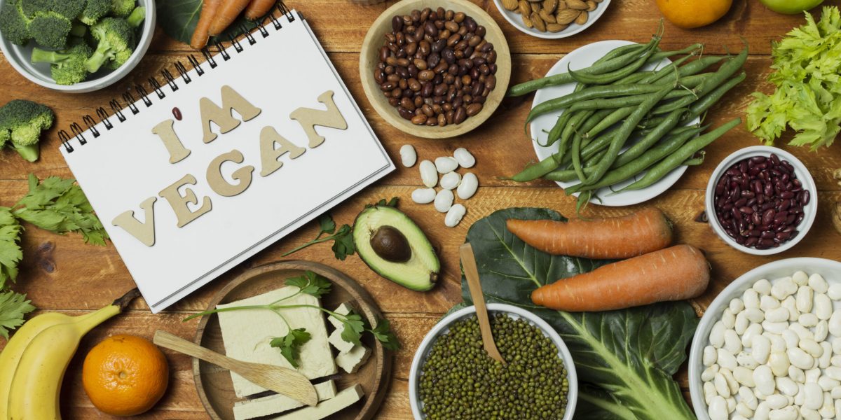 acima-vista-arranjo-com-comida-saudavel-em-fundo-de-madeira