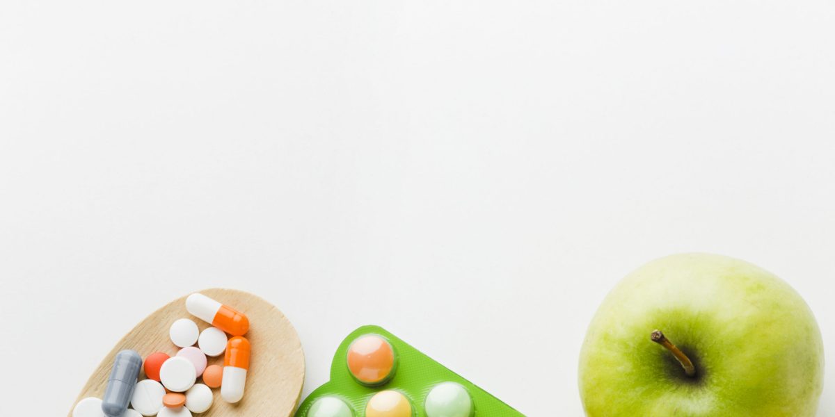 colher-de-pau-cheio-de-pilulas-e-macas