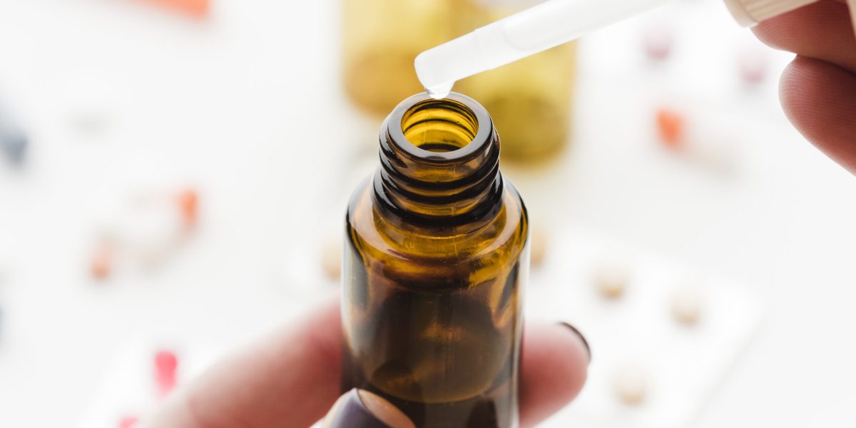 conta-gotas-para-medicamentos-e-recipiente-de-vidro