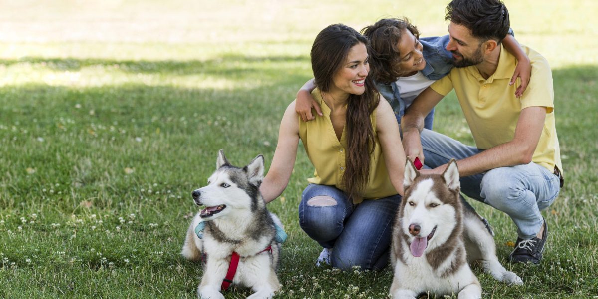 familia-com-crianca-e-cachorros-juntos-ao-ar-livre