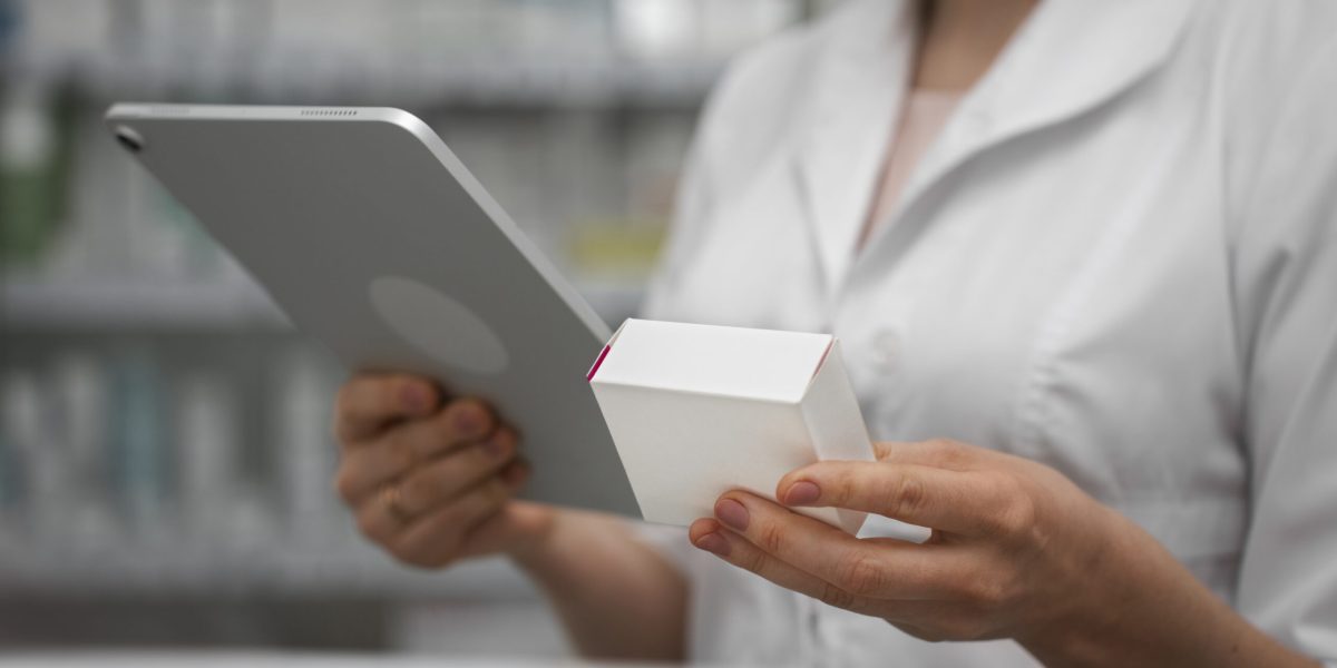 farmaceutico-feminino-trabalhando-com-tablet-na-farmacia
