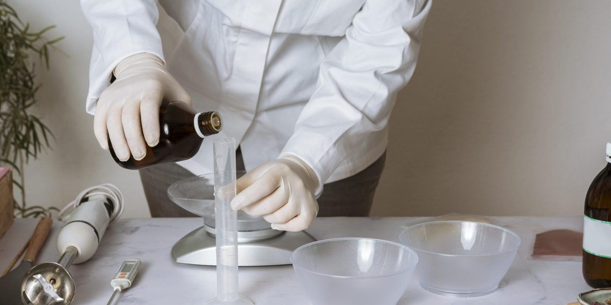 feche-mao-segurando-garrafa