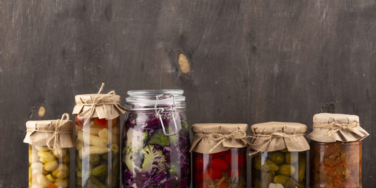 frascos-com-arranjo-de-comida-em-conserva