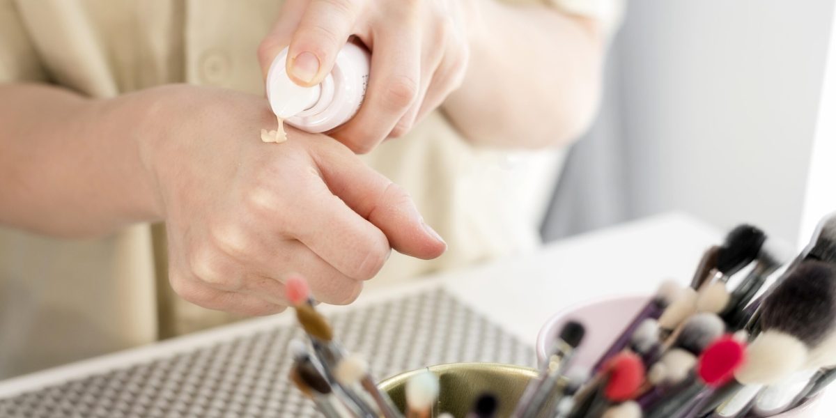 mulher-de-close-up-com-fundacao