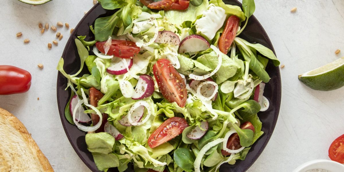 vista-superior-saborosa-salada-com-legumes